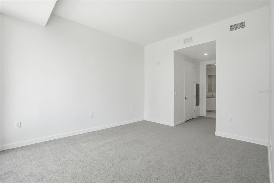 Spacious, unfurnished interior of a new home in , St. Petersburg (Image 44).
