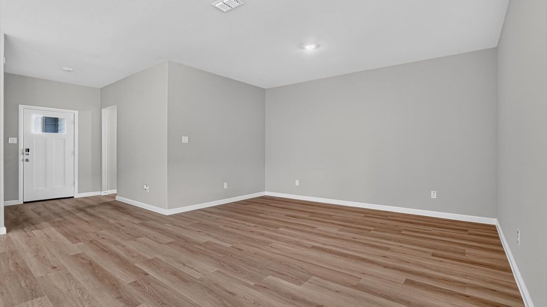 Spacious, unfurnished interior of a new home in Sandstone Estates, Granbury (Image 12).