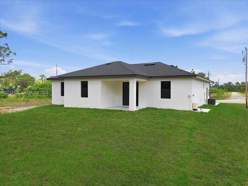 Exterior details and patio area of a home in , Lehigh Acres (Image 4).