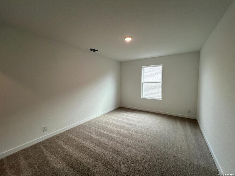 Spacious, unfurnished interior of a new home in Nopal Valley, San Antonio (Image 27).