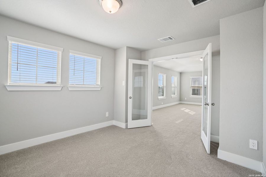 Spacious, unfurnished interior of a new home in Lark Canyon, New Braunfels (Image 29).
