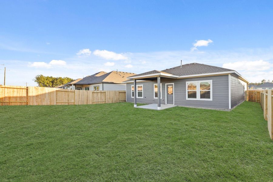Exterior details and patio area of a home in Magnolia Springs, Montgomery (Image 4).