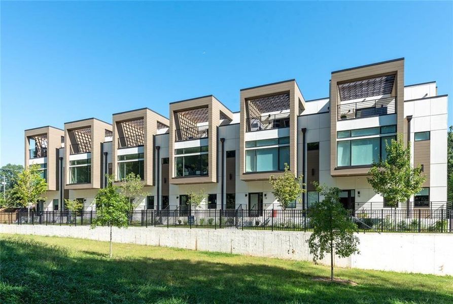 Condo located in Atlanta, GA showcasing its design and architecture (Image 6).