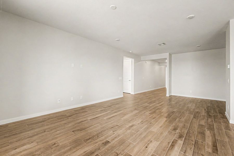 Spacious, unfurnished interior of a new home in Citrus Park, Goodyear (Image 8).