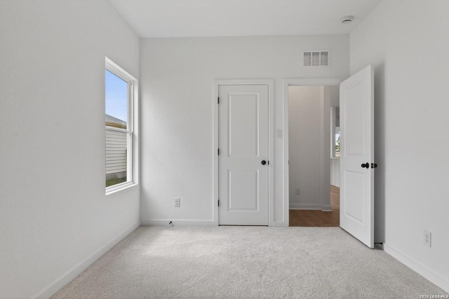 Spacious, unfurnished interior of a new home in Hennersby Hollow, San Antonio (Image 20).