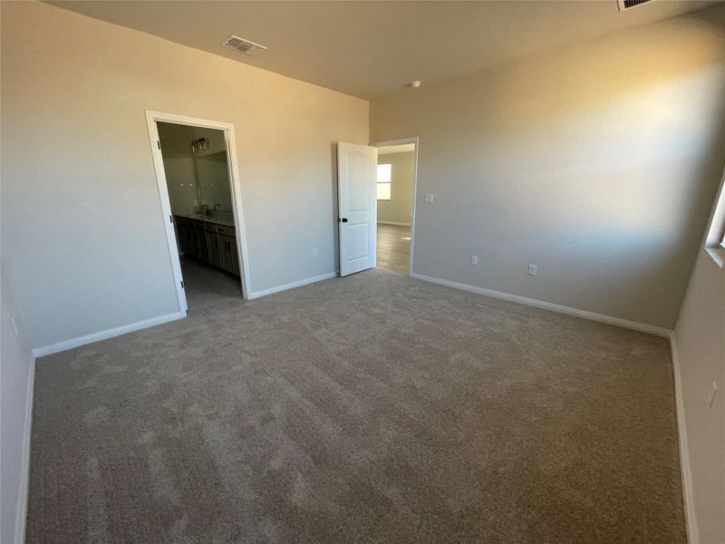 Spacious, unfurnished interior of a new home in Covered Bridge, Hutto (Image 7).