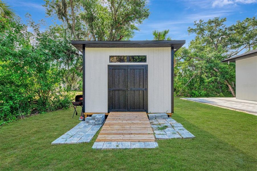 Exterior details and patio area of a home in , North Port (Image 3).