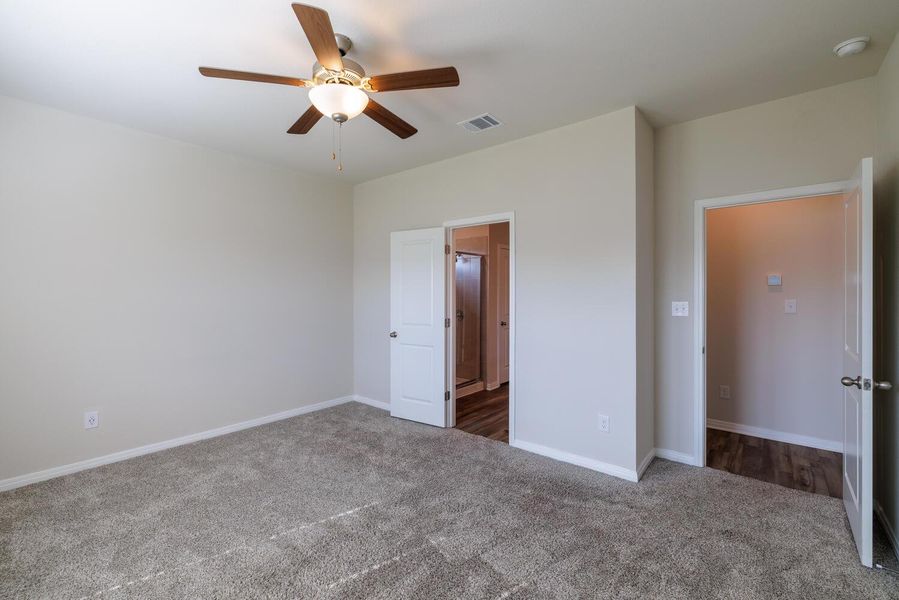 Spacious, unfurnished interior of a new home in , Manor (Image 39).