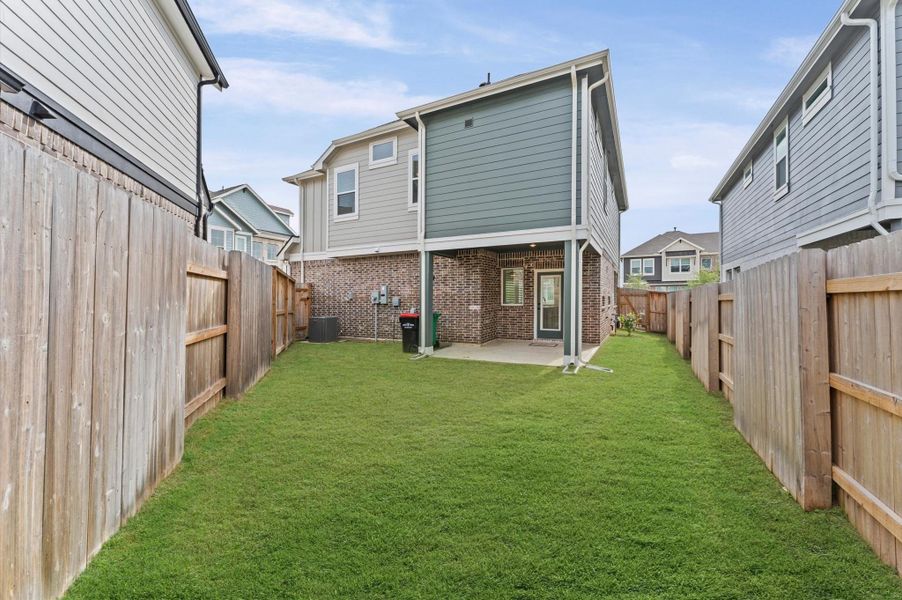 Exterior details and patio area of a home in , Katy (Image 4).