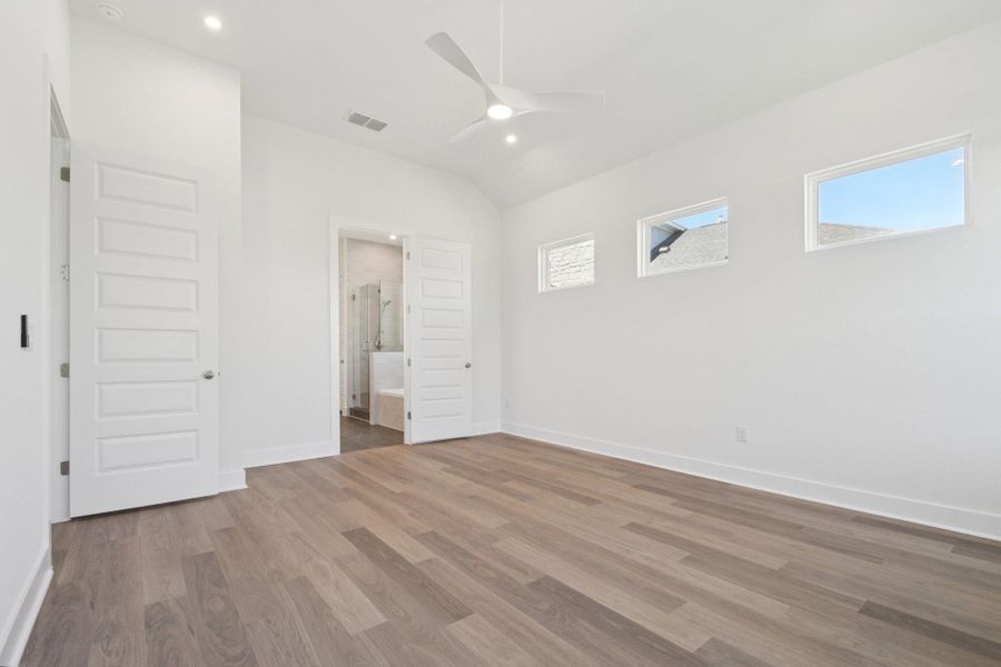 Spacious, unfurnished interior of a new home in Persimmon, Buda (Image 24).