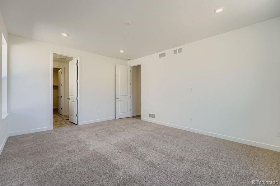 Spacious, unfurnished interior of a new home in Ken-Caryl Ranch: The Monarch Collection, Littleton (Image 10).