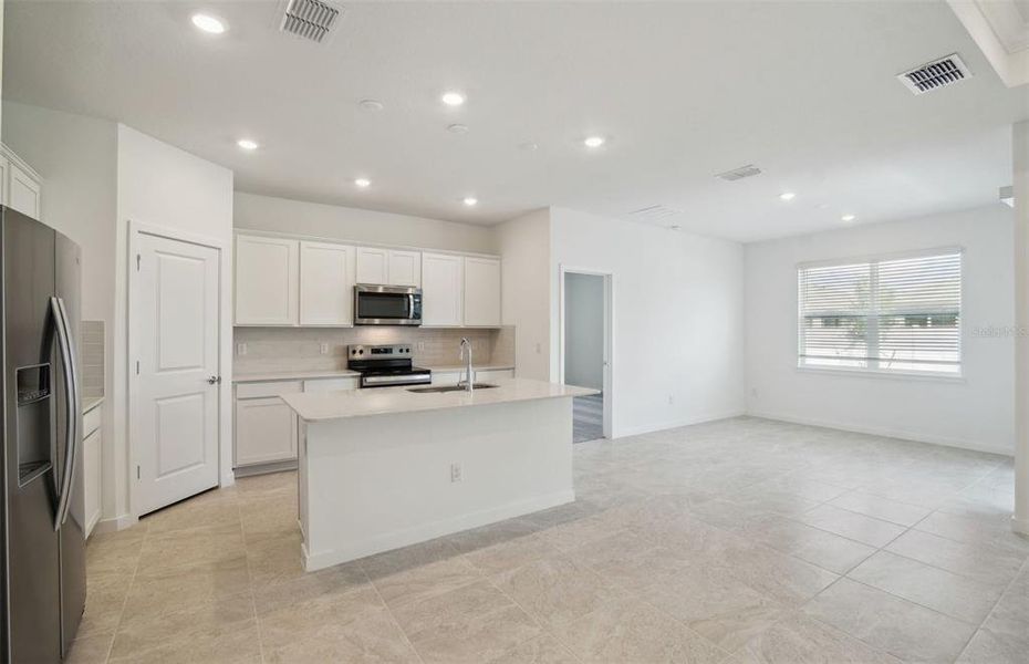 Open Kitchen to Cafe Open Kitchen to Cafe