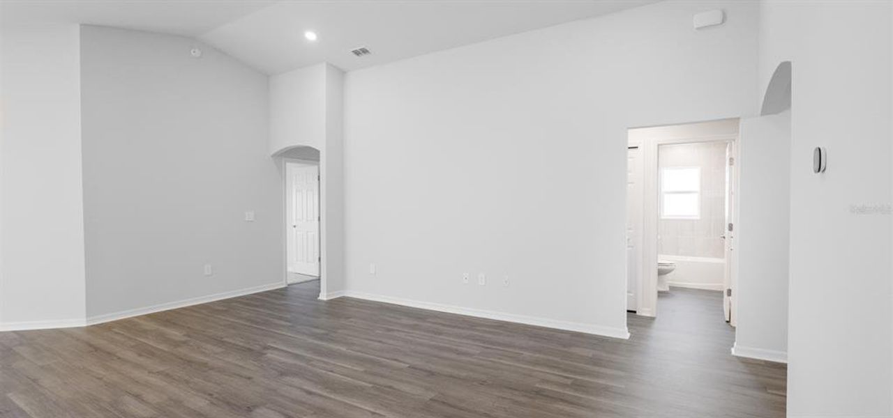 Spacious, unfurnished interior of a new home in Lakeside Preserve, Lakeland (Image 10).