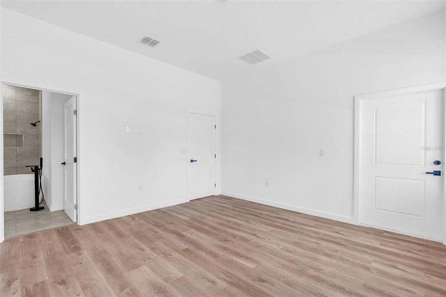 Spacious, unfurnished interior of a new home in , Citrus Springs (Image 32).