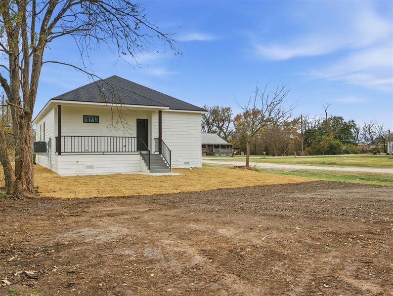 Exterior details and patio area of a home in , Waco (Image 3).