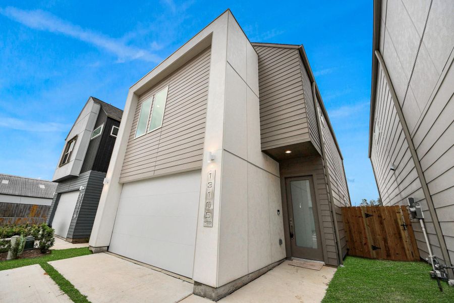 Exterior details and patio area of a home in Alicante, Houston (Image 21).