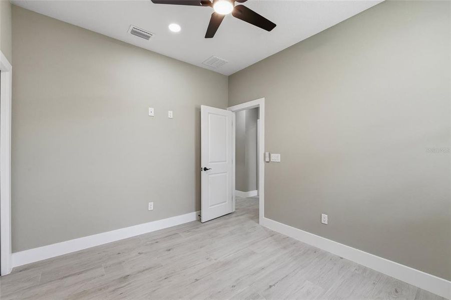 Spacious, unfurnished interior of a new home in , Tampa (Image 21).