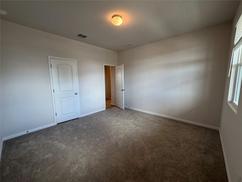 Spacious, unfurnished interior of a new home in Willow Springs, Buda (Image 19).