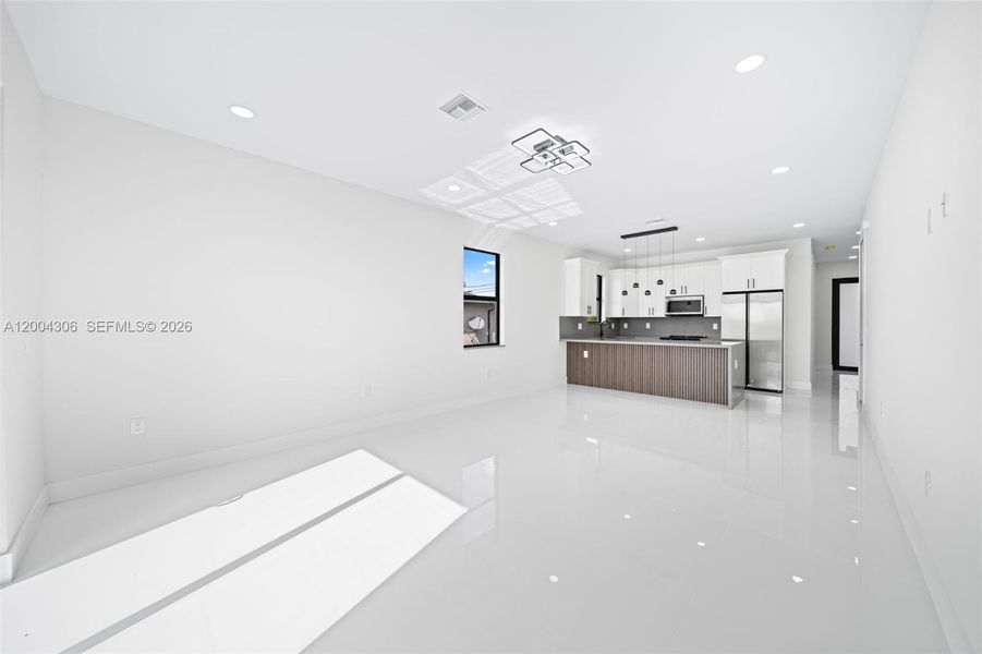 Spacious, unfurnished interior of a new home in , Lehigh Acres (Image 15).