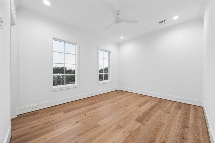 Secondary bedroom.