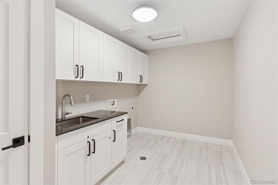 Photos are of a similar unit. Photos are of a similar unit.