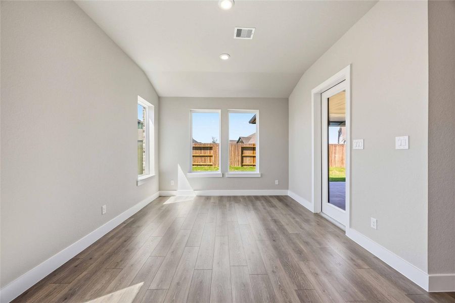Spacious, unfurnished interior of a new home in Valencia, Manvel (Image 40).