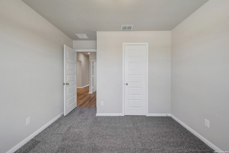 Spacious, unfurnished interior of a new home in Mesquite Ridge, San Antonio (Image 36).