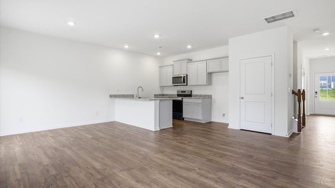 Spacious, unfurnished interior of a new home in Cherokee Crossing, Kodak (Image 11).