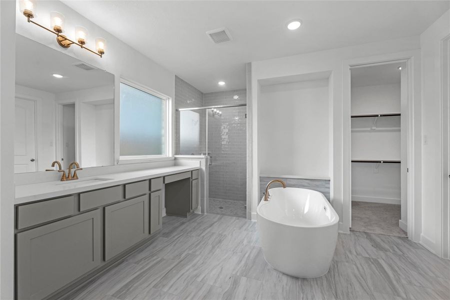 Furnished interior view inside a new home in Sienna, Missouri City (Image 10).