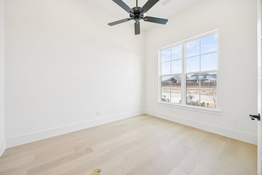 Representative unfurnished interior of a home built from the Augusta by Sandlin Homes in Trinity Estates, Benbrook (Image 24).
