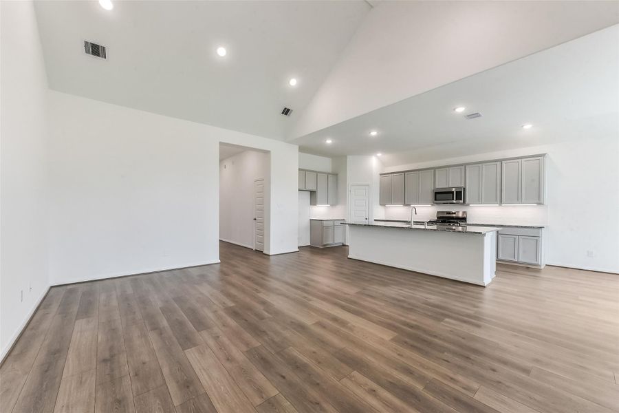 Spacious, unfurnished interior of a new home in River Ranch Meadows, Dayton (Image 28).