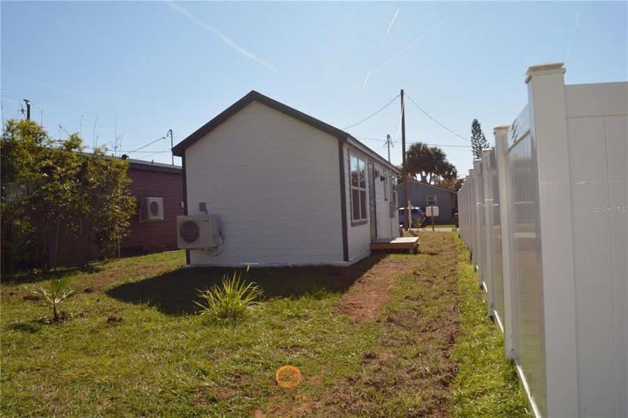 Exterior details and patio area of a home in , Oviedo (Image 4).