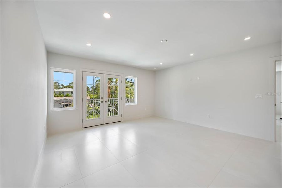 Spacious, unfurnished interior of a new home in , Sarasota (Image 76).
