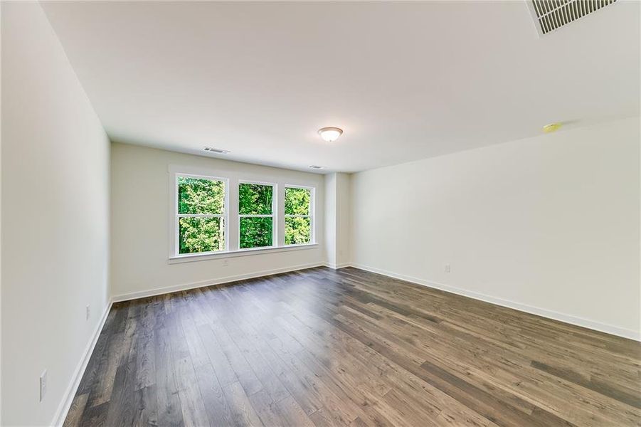 Spacious, unfurnished interior of a new home in , Jefferson (Image 13).