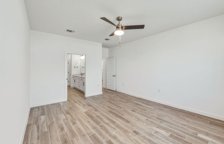 Spacious, unfurnished interior of a new home in Sun City Texas, Georgetown (Image 38).
