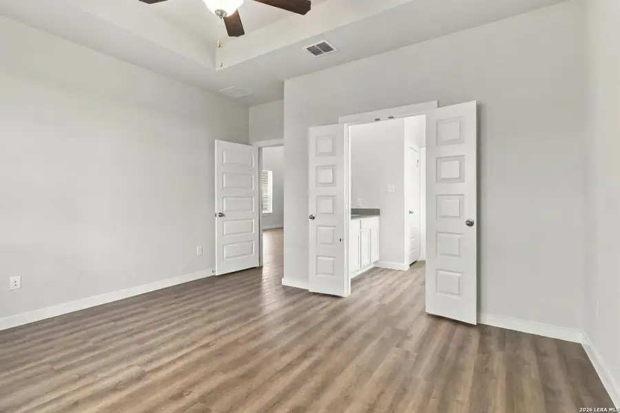 Spacious, unfurnished interior of a new home in Hunters Ranch, San Antonio (Image 21).