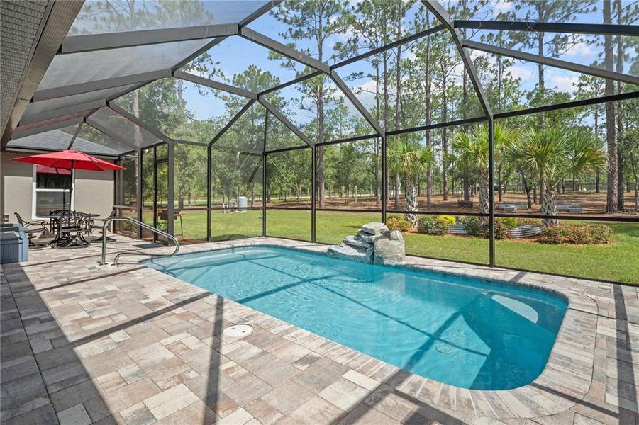 Exterior details and patio area of a home in , Dunnellon (Image 25).