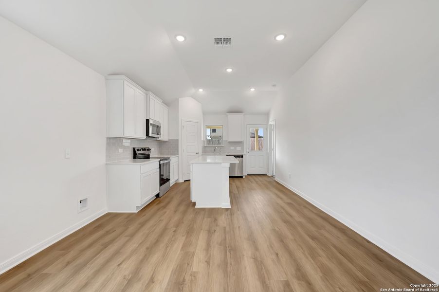 Spacious, unfurnished interior of a new home in Park Place, New Braunfels (Image 25).