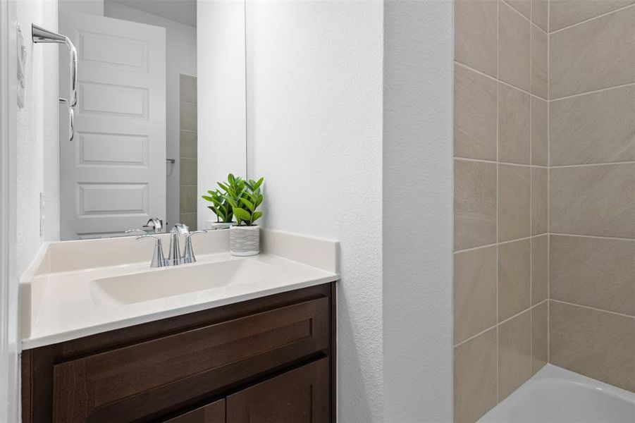 Ensuite bath connected to first floor secondary bedroom