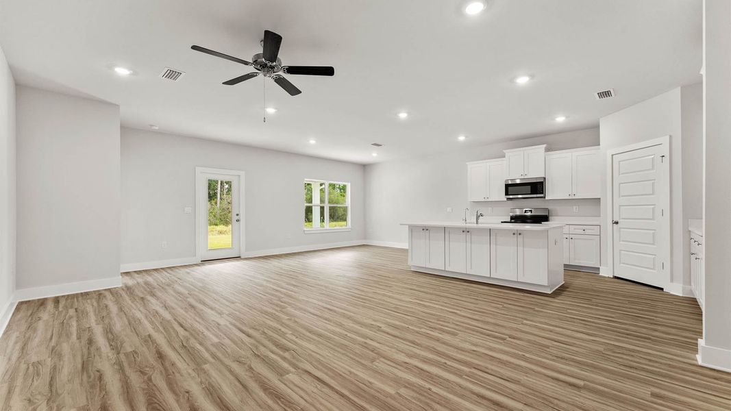 Spacious, unfurnished interior of a new home in Buffer Farms, Port Saint Joe (Image 13).