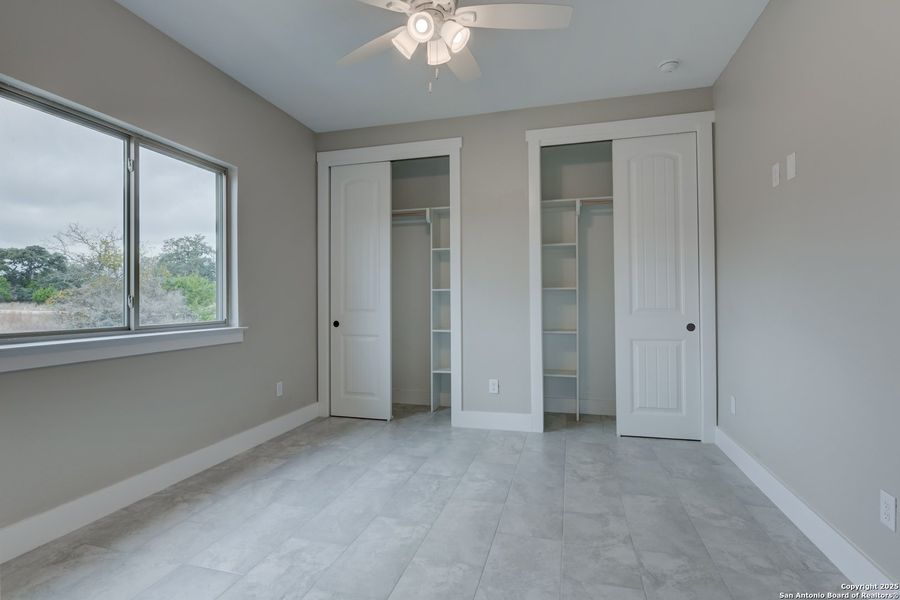 Spacious, unfurnished interior of a new home in , Bandera (Image 21).