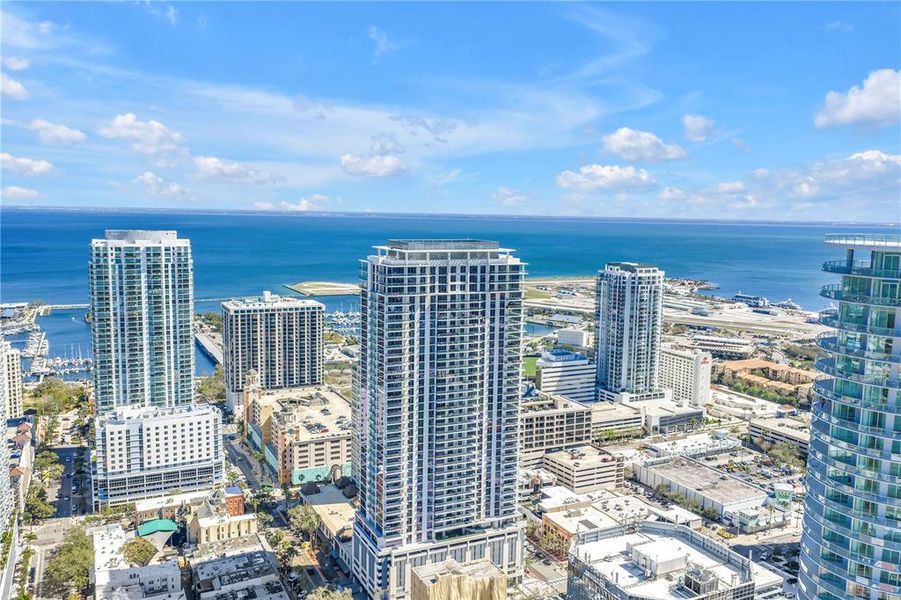 Condo located in St. Petersburg, FL showcasing its design and architecture (Image 37).