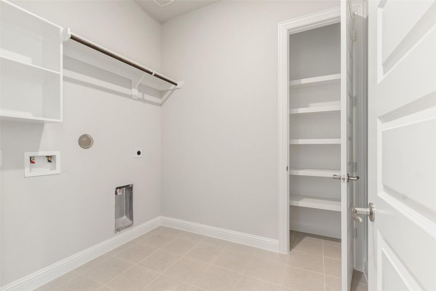 Spacious, unfurnished interior of a new home in Brookewater, Rosenberg (Image 26).