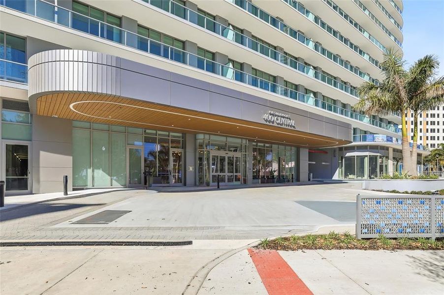 Condo located in St. Petersburg, FL showcasing its design and architecture (Image 42).