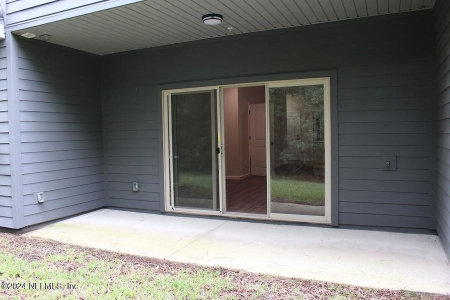 Exterior details and patio area of a home in , Middleburg (Image 18).