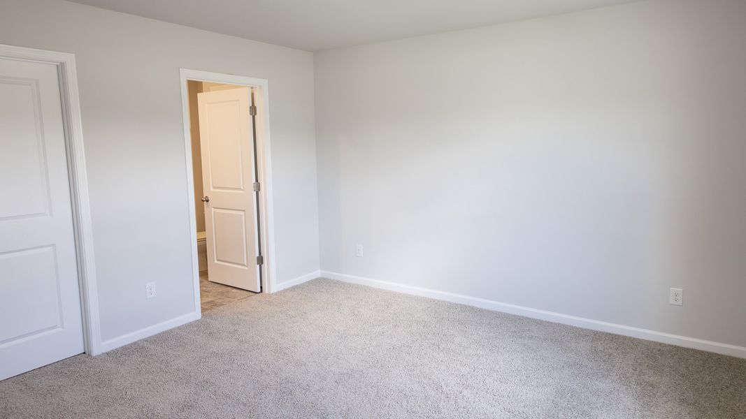 Spacious, unfurnished interior of a new home in Saddle Trace, Lewisburg (Image 28).