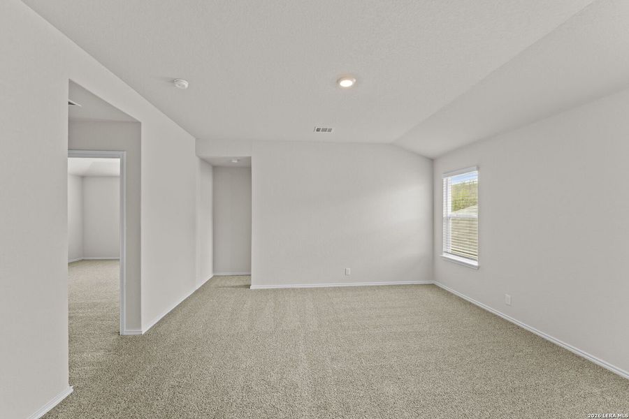 Spacious, unfurnished interior of a new home in Applewood, San Antonio (Image 12).