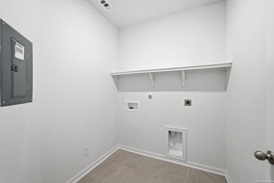Spacious, unfurnished interior of a new home in Red Hawk Landing, San Antonio (Image 20).