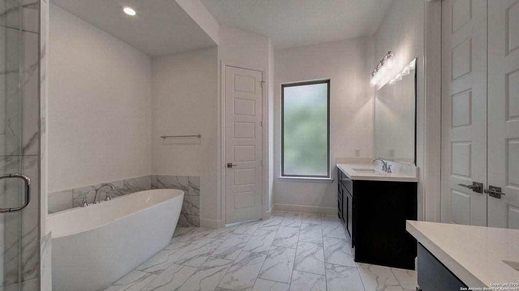 Furnished interior view inside a new home in Esperanza 60', Boerne (Image 10).