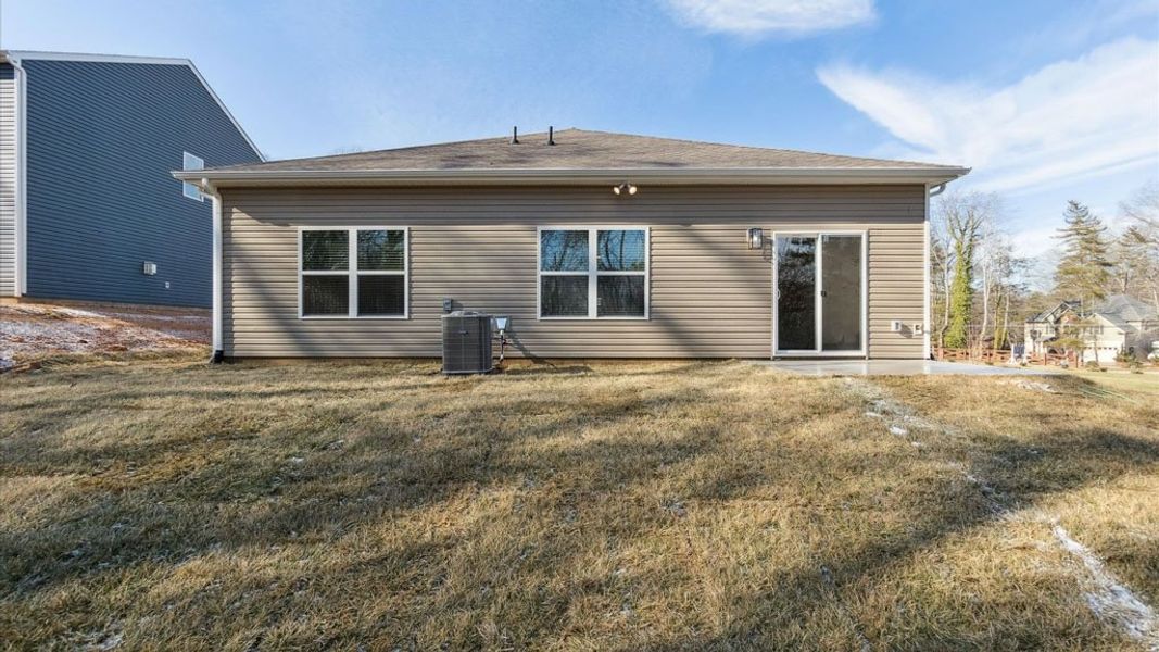 Representative exterior photo of a completed home built from the Freeport by D.R. Horton in Creekside Ridge, Dandridge, TN (Image 2). Representative exterior photo of a completed home built from the Freeport by D.R. Horton in Creekside Ridge, Dandridge, TN (Image 2).